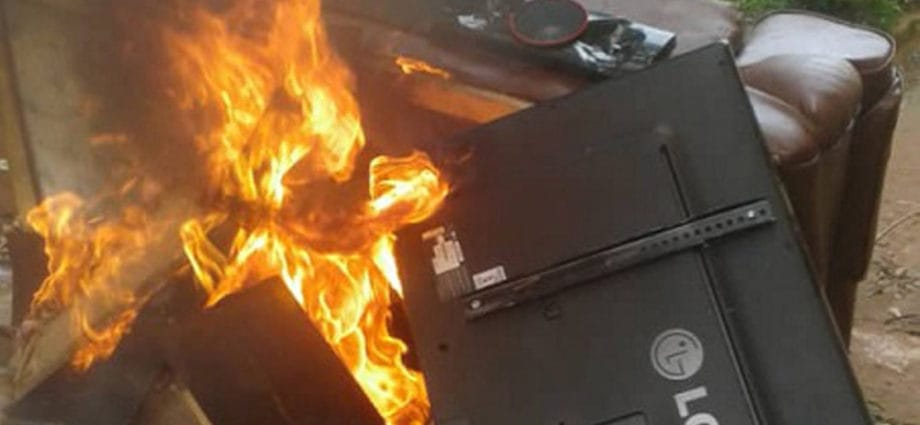 Makerere students burn down fomer guild president property.