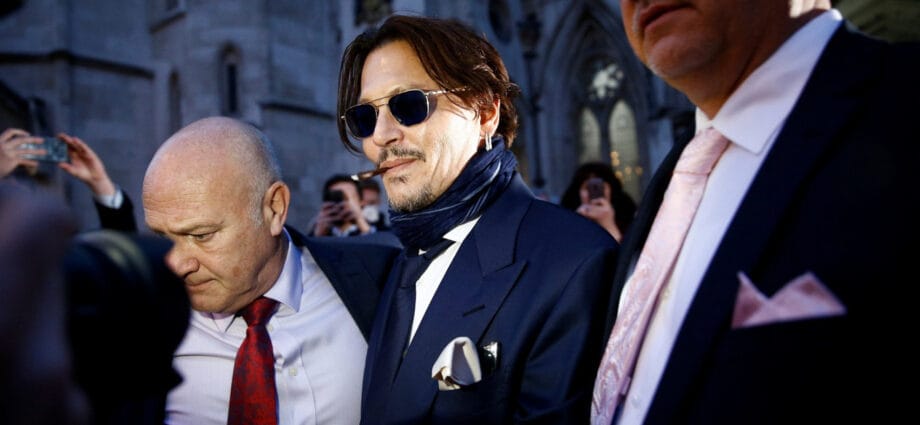Johnny Depp Texts Friend: "Let's Burn Amber" - Newslibre